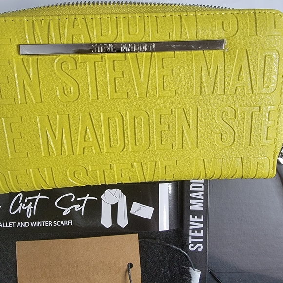 * SOLD* Steve Madden Wrislet Wallet and Scarf Set - Picture 8 of 8